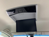 【リア席モニター】後ろに乗車している人を飽きさせません!モニターはたたんで収納出来ます!