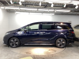 狭い駐車場でも、スライドドアならチャイルドシートへのお子さまの乗降や荷物の積載もスムーズ。とても便利な【両側電動スライドドア】ドアハンドを少し引くだけでリアドアが自動開閉します。