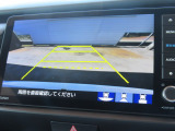 【リアカメラ】リバースに入れるだけで後方の映像が映ります。安全確認や、狭い駐車場での車庫入れ、雨の日や夜間など視界の悪い時に便利です。安全にバックする為には欠かせない装備です。