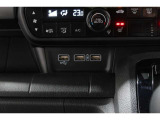 スマートフォンなどの音楽再生が可能なUSB接続ジャック装備車両です♪♪♪