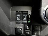 【両側パワースライドドア】スマートキーや運転席のスイッチで後席両側スライドドアの開閉が可能♪