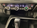 オートエアコンがついてますので、簡単操作で快適に過ごせます。リア熱線のスイッチの中にサイドミラーヒーターも入っています。パネル内のシートヒータースイッチは前席の左右別々に温度設定ができます。