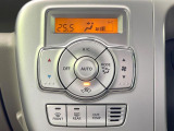 【オートエアコン】一度お好みの温度に設定すれば、車内の温度を検知し風量や温度を自動で調整。暑い&hellip;寒い&hellip;と何度もスイッチ操作をする必要はありません。快適な車内空間には必須の機能ですね♪