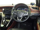 運転席まわりです。 各操作スイッチは使いやすい位置に配置されてます。