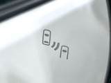 【ブラインドスポットモニター】走行中、ドアミラーの死角になりやすい箇所に後続車が接近するとサイドミラーのレンズに警告を表示!ドライバーに注意喚起をしてくれます。