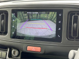 【バックカメラ】駐車時に後方がリアルタイム映像で確認できます。大型商業施設や立体駐車場での駐車時や、夜間のバック時に大活躍!運転スキルに関わらず、今や必須となった装備のひとつです!