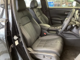 ゆったり座れる本革セパレートシートは、運転席8ウェイ、助手席4ウェイのパワーシートです。