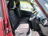 運転席、助手席 ゆったりくつろげます!!