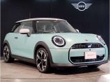 MINIのフロントグリルのデザインはイギリスで生まれた当初から、シルバーのサイドバーが折り重なった伝統的なデザインで御座います。その伝統はBMWのお車になってからでも少しずつ形を変えて守られております