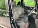 運転席まわりには十分なスペースがあり、大柄な方でもゆったり運転していただける環境です。