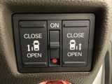 リアドアは乗り降りに便利な両側電動スライドドアです。また運転席に座っていながらスイッチ操作で自在にスライドドアを開け閉めできます。