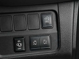 運転席右側にはアイドリングストップ、両側オートスライドドア、ハンズフリーオートスライドドアのスイッチが有ります。