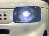 【LEDヘッドライト】悪天候や夜間走行時も良好な視界を確保し安心して運転できる高輝度LEDヘッドライトを装備!点灯速度が早く、消費電力も抑えられています。