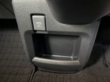 運転席と助手席間の足もとにアクセサリーソケットを装備♪専用のカーチャージャーを挿すことで運転しながらスマホなどの機器も充電していただけます!