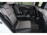 リアシートのセンターアムレストには2つのカップフォルダーつきで、車内全員がゆったりお過ごしいただけます!!