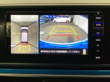 全周囲カメラは、上空から見下ろしたように路面を映し出します。