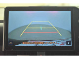 バックガイドモニター(バックモニター)付き。車両後方の映像をナビ画面に表示し、駐車などの後退操作をサポートします。