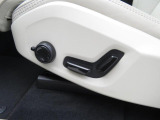 チルトアップ機構付きサンルーフが装備されており開放感があり車内も明るくなりますね。