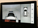 パノラミックビューモニターを装備。駐車場や交差点でクルマを真上から見るように周囲を確認できます。機能の詳細は販売店スタッフまでおたずねください。
