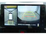 車輌前後左右に搭載した4つのカメラにより、クルマの真上から見ているような映像を表示。運転席から確認しにくい車両周囲の状況を把握できます。