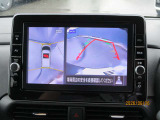 アラウンドビューモニターも装備しております。ご覧のように車体を真上か見たような映像なので、車庫入れの苦手なお客様ももうご心配いりません。