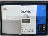 スマートキーは鍵をバッグに入れたままでもドアロックの開閉やエンジンのON・OFFができます。夜間や雨の日も鍵を探さなくて良いので便利です。
