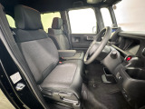 広い足元に肘掛けもついたゆったり座れるシートです。運転席と助手席の間が空いているため、助手席側への移動がスムーズです。交通量の多い道でも、助手席側から乗り降りができます。