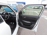 運転席側のドアは広く開くので乗り降りしやすいです!