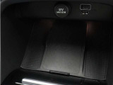 【ワイヤレス・スマートフォン・チャージ】対応機種のスマートフォンを、タッチスクリーン式センターディスプレイの下に置いておくだけで充電可能。すっきりと収納できて、使いたいときにはすぐに手に取れます。