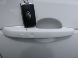 【キーレスエントリー】バッグやポケットからキーを取り出すことなく車にアクセスして、ロックとアラームを設定できます。 毎日の利便性をさらに高める機能です。