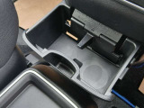 前席用ドリンクホルダー 小物入れとしてもスマホ置き場としても便利!