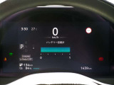 メーター中央に、様々な車両情報を表示してくれる、ディスプレイがついています。リチウムイオンバッテリー容量は12セグメント。