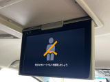 【後席モニター】家族や友人とお出かけする機会が多い方に大人気の後席モニターを装備!見やすい位置に画面がありテレビやDVDの視聴も快適!友達もお子様も、後席にしか乗らなくなるかも??