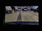 【バックカメラ】運転が苦手な方も車庫入れラクラクです!ギアをリバースに入れれば自動的に切り換わりますので、面倒な操作は不要です♪狭い駐車場もお車を傷つけず安心ですね!