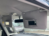 運転席と助手席にはミラー付きサンバイザーを装備☆