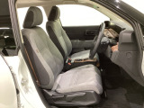広い足元にゆったり座れるシートは長距離の運転でも疲れにくいシートです。女性でも運転がしやすいようにシートの高さ調整機能(シートリフター)がついています。