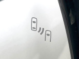 【ブラインドスポットモニター】走行中、ドアミラーの死角になりやすい箇所に後続車が接近するとサイドミラーのレンズに警告を表示!ドライバーに注意喚起をしてくれます。
