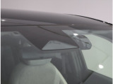 ホンダセンシング機能を支えているフロントカメラ(ドライブレコーダーではございません)!道路状況等を検知してドライバーの安全運転をサポート!※能力には限界があります