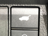 【パワーバックドア】スマートキーや運転席のボタンを押すだけでリアゲートが自動で開閉します!荷物を持っている時や、高い位置にあるバックドアを閉める際に便利な機能です♪