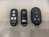 スマートキー付きですからドアロックの開閉およびエンジンスタートが楽々です。電動スライドドアの開け閉めもボタンで操作できます。加えて、純正リモコンエンジンスターター用の操作キーもついています。