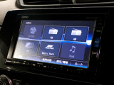 CD、DVD、Bluetooth、AM、FM、スマートフォン接続ができます。