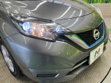 【LEDヘッドライト】悪天候や夜間走行時も良好な視界を確保し安心して運転できる高輝度LEDヘッドライトを装備!点灯速度が早く、消費電力も抑えられています。