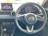 【運転席インテリアデザイン】左右対称のインテリアデザインでドライバーを包み込み運転に集中できるように設計されています。