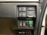 パワースライドドアの開閉はスマートキーのリモコンやドアノブは勿論、運転席側のスイッチ操作でも開閉ができ、安全・簡単です。