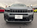フロントフェイスは、Jeep伝統の7スロットグリルを刷新。鋭く細長いプロファイルを採用したLEDヘッドライト、ヘッドライトユニットと一体化したデイタイムランニングランプとともにJeepらしいデザインを生み出す。