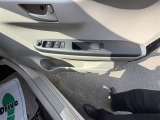 運転席パワーウィンドウスイッチとドリンクホルダー!