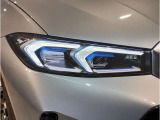 【LEDヘッドライト】先進のLEDテクノロジーを採用。放射される白色光の周波特性は太陽光に近く、バイキセノン・ヘッドライトを上回るコントラストで更に明るく輝きます!