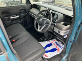 【インテリア】足元広々インパネシフト♪運転席から助手席への移動も楽にできますね