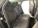リアシートは足元も広く、長距離運転になってもゆったりとできるように、アームレストがついてます。