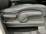シートハイトアジャスターが付いているので運転姿勢を調整するのに便利ですね。身長に合ったシートポジションは安全運転や疲労軽減にもつながります。